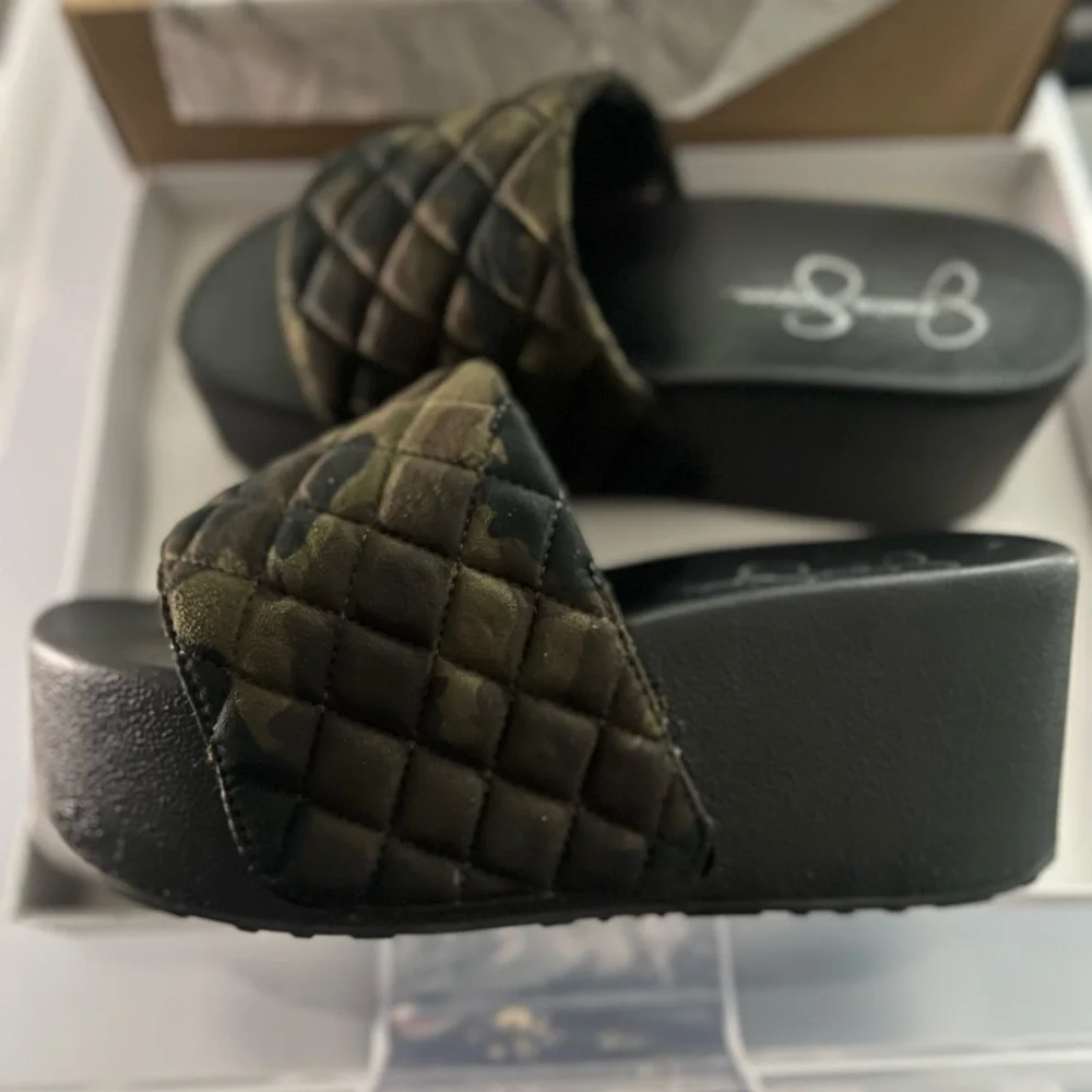 Jessica Simpson Quilted Camo Platform Slide Sandal - Olive/Black size 8M